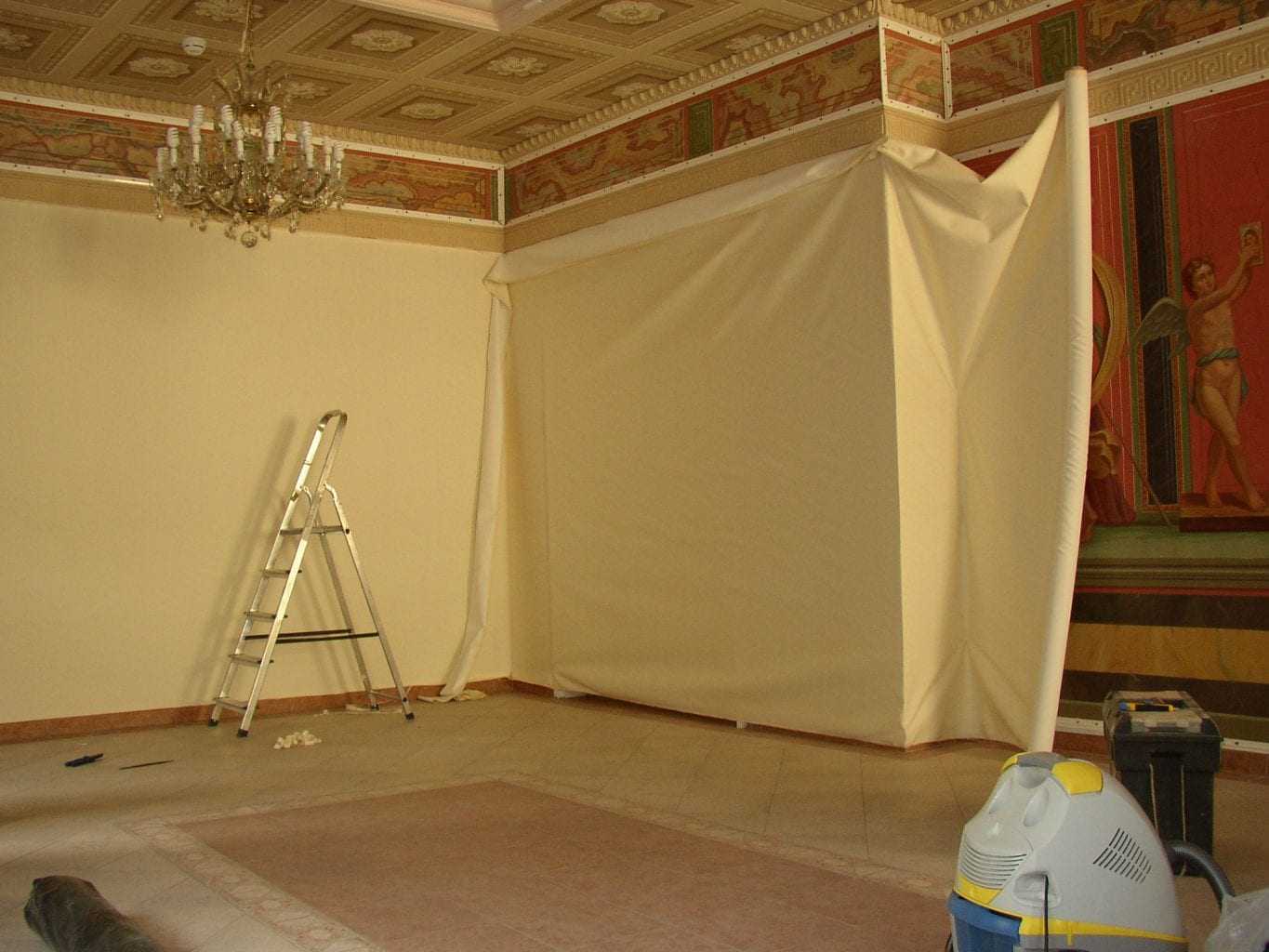 Отделка стен тканью и драпировка: как обшить или обклеить своими руками стены дома, как закрепить обтянутые текстилем вместо обоев панели