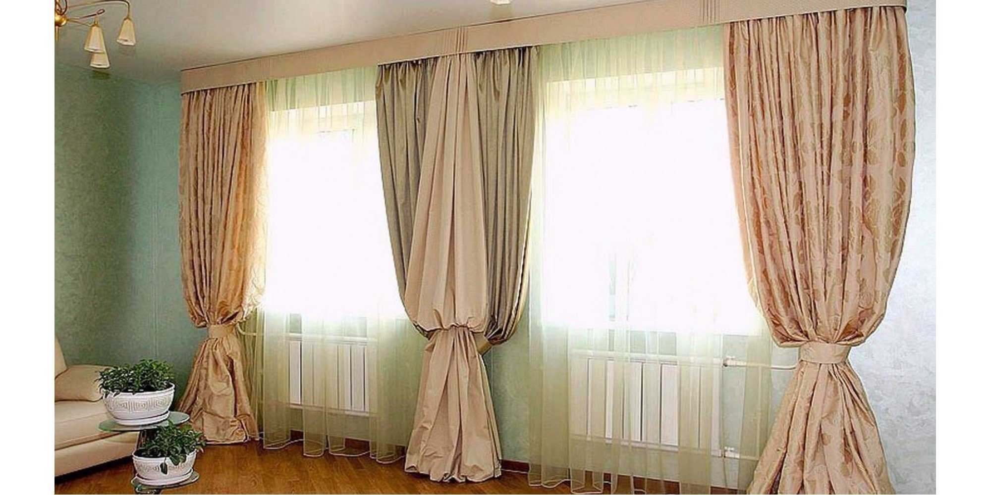 Как выбрать шторы на два окна для зала: фото идеи
