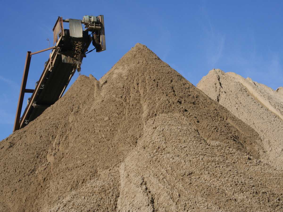 Какой строительный песок лучше: как правильно подобрать карьерный или речной для строительства