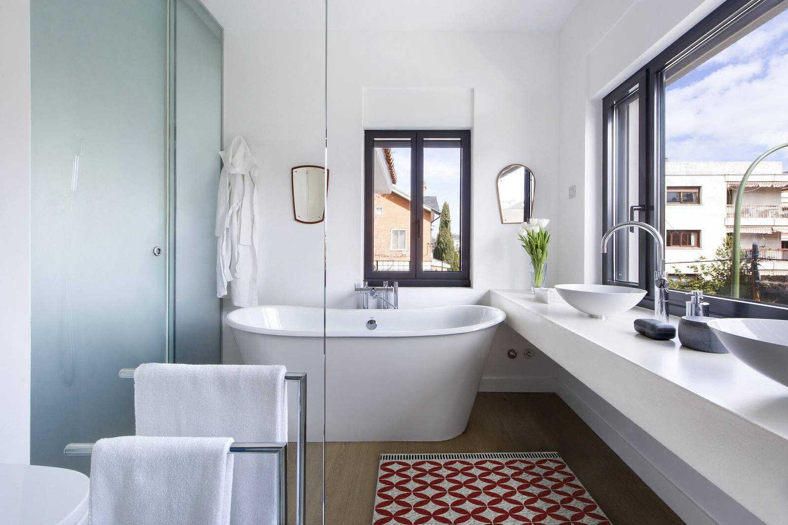 Окно в ванной комнаты: особенности, как декорировать - 75 фото