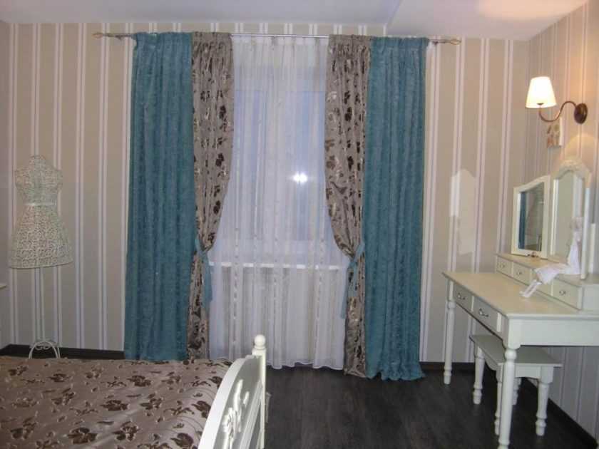 Правила использования синего дивана в интерьере гостиной