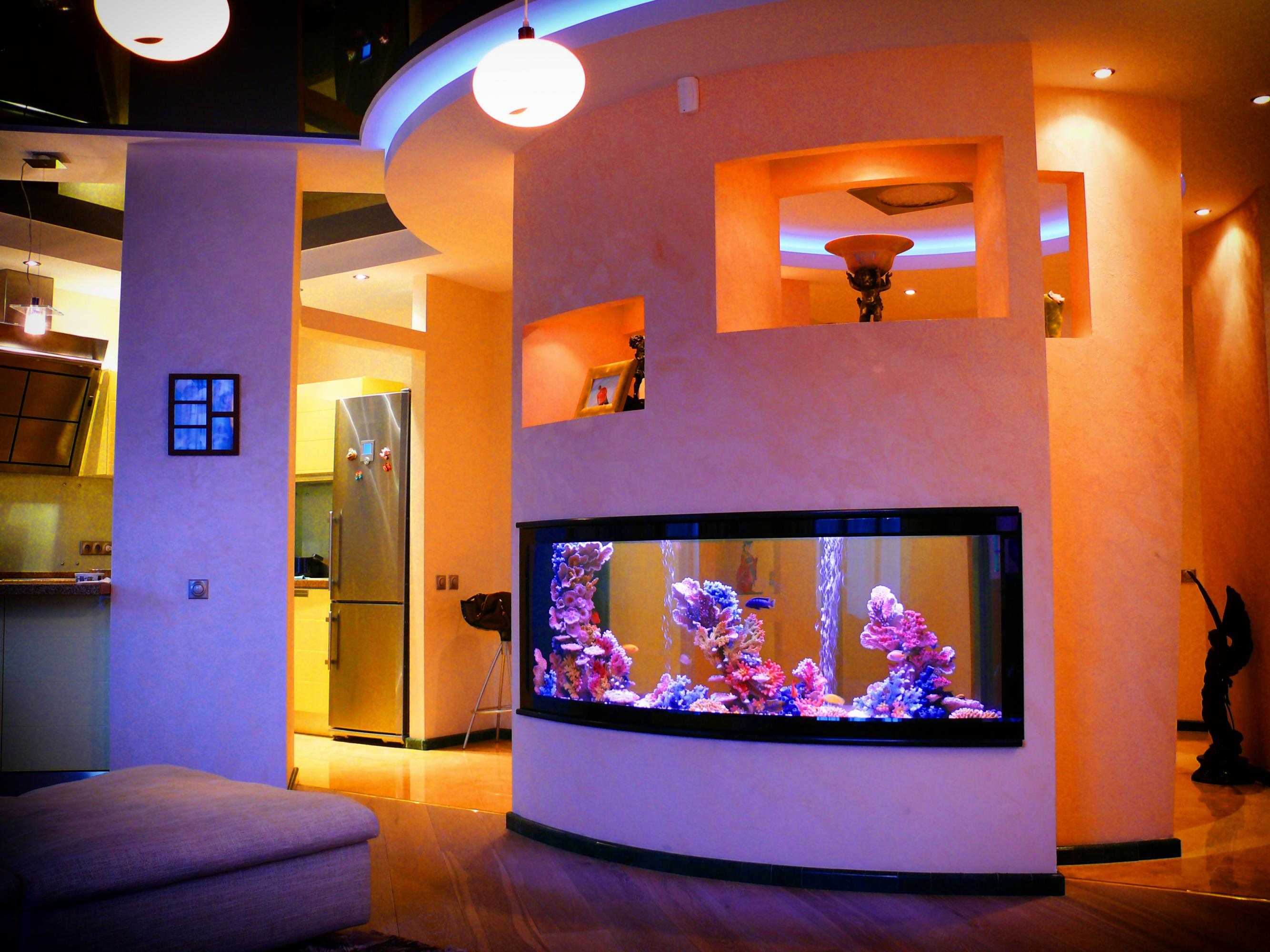 Аквариум в интерьере гостиной: искусство декорирования комнаты водой (33 фото)