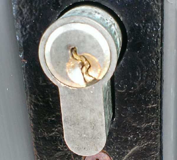 Ключ прокручивается в замке двери, что делать?