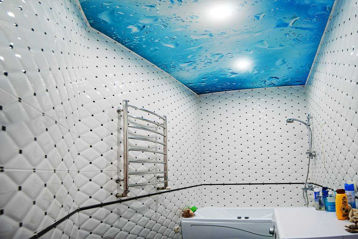 По факту выбор среди 3 вариантов потолка для ванной комнаты натяжной, реечный и влагостойкий гипсокартон Если бюджет не безлимитный, то лучше сделать