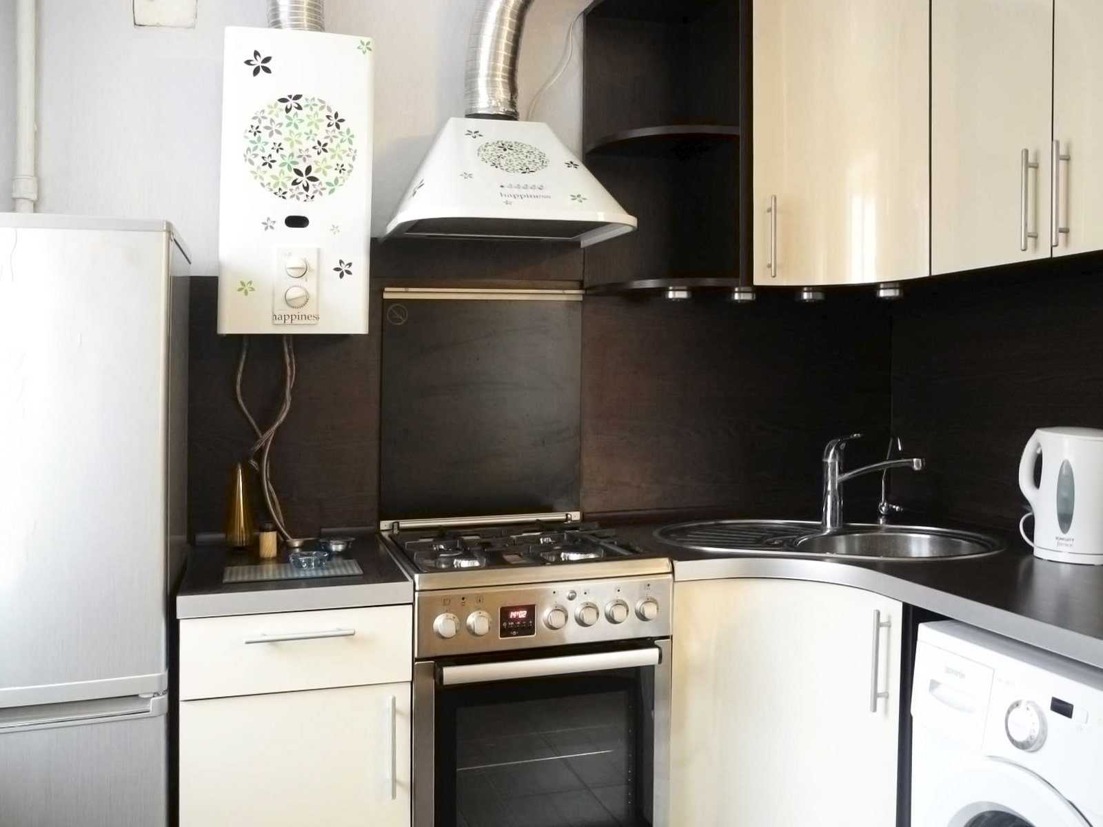 Маленькие угловые кухни в хрущевке фото с холодильником Какой кухонный гарнитур выбрать побразный, гобразный или прямой Как замаскировать газовую колонку