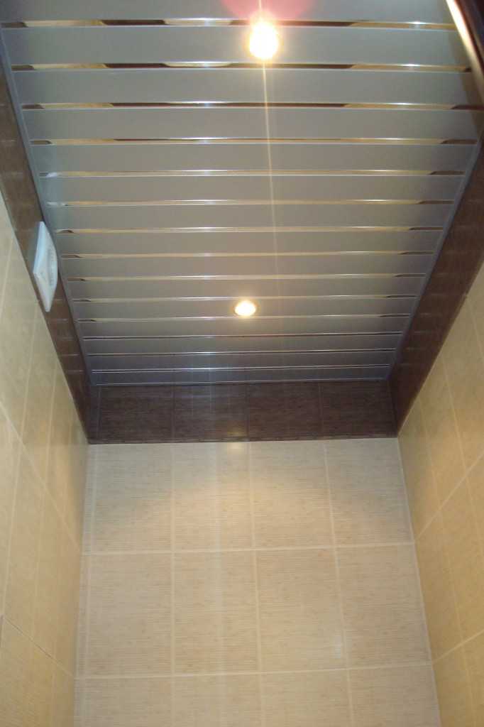 Потолок в туалете и санузле: варианты отделки и идеи оформления (100+ фото)