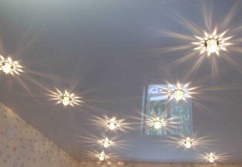 Как расположить светильники на натяжном потолке в разных помещениях