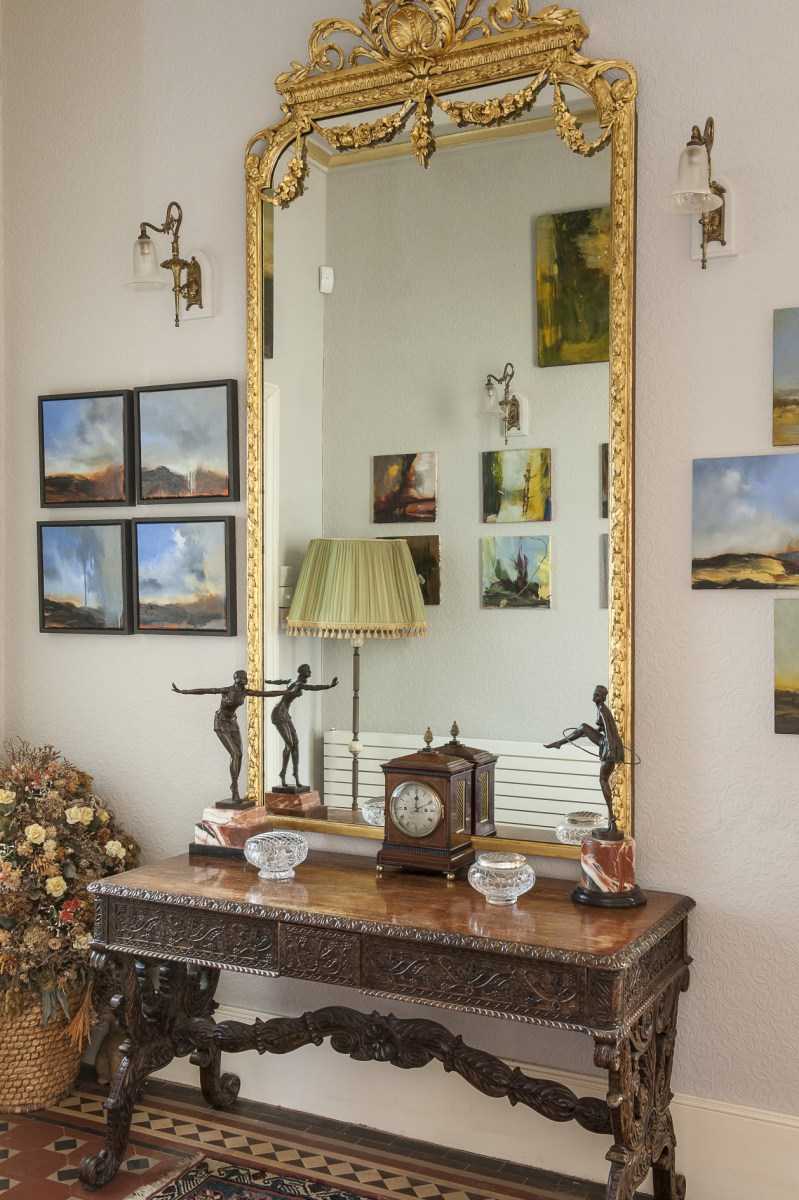 Зеркальное панно на стену в интерьере прихожей - 18 фото