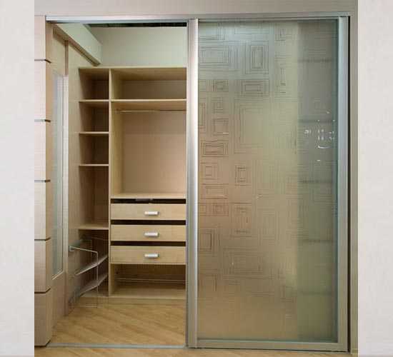 Раздвижные двери для гардеробной: обзор удобных и стильных конструкций