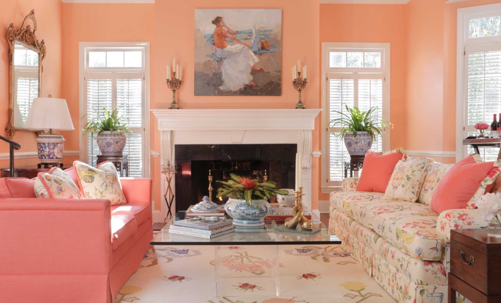 Гостиная в персиковых тонах с сочными цветовыми акцентами