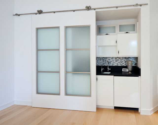 Двери для кухни (88 фото): фасадные, раздвижные стеклянные двери с современными шторами и тюлем