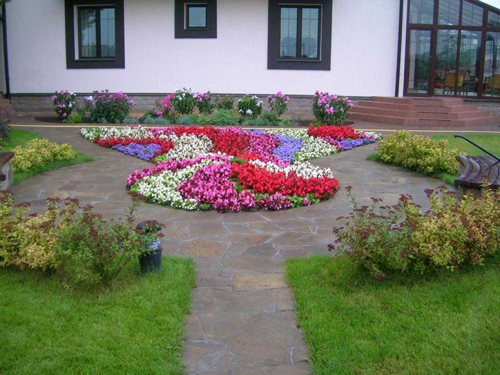 Цветы на даче: как красиво посадить, схемы посадки, ландшафтный дизайн перед домом, кустарники на клумбе
 - 34 фото