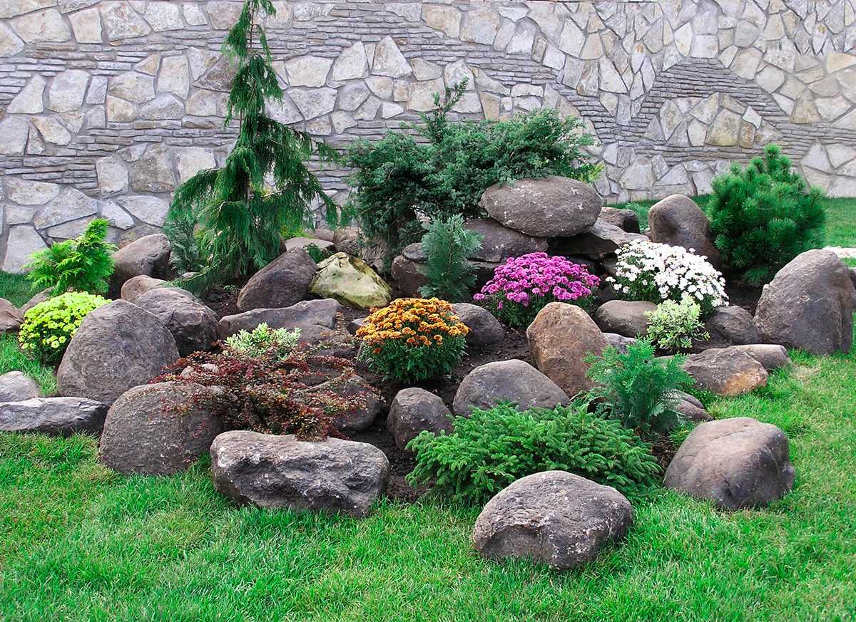 Декоративные камни для ландшафтного дизайна сада и клумб на даче: цветная галька, крупный искусственный булыжник
 - 26 фото