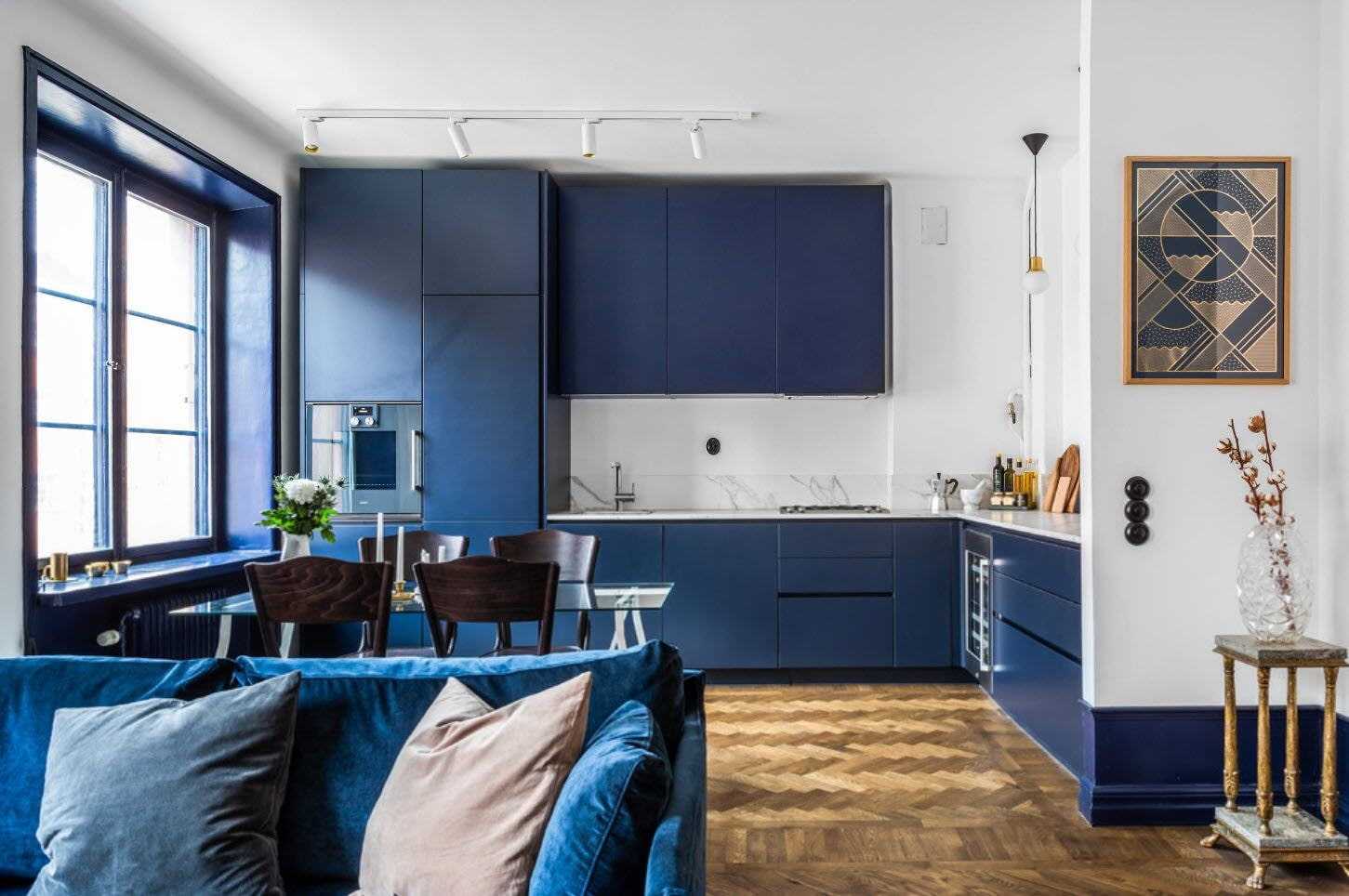 Кухня синяя с деревом элементы интерьера, советы по оформлению Какие оттенки синего использовать в интерьере кухни, сочетание синего с другими оттенками Выбор стиля интерьера для обустройства кухни в синем цвете с деревом, фотогалерея