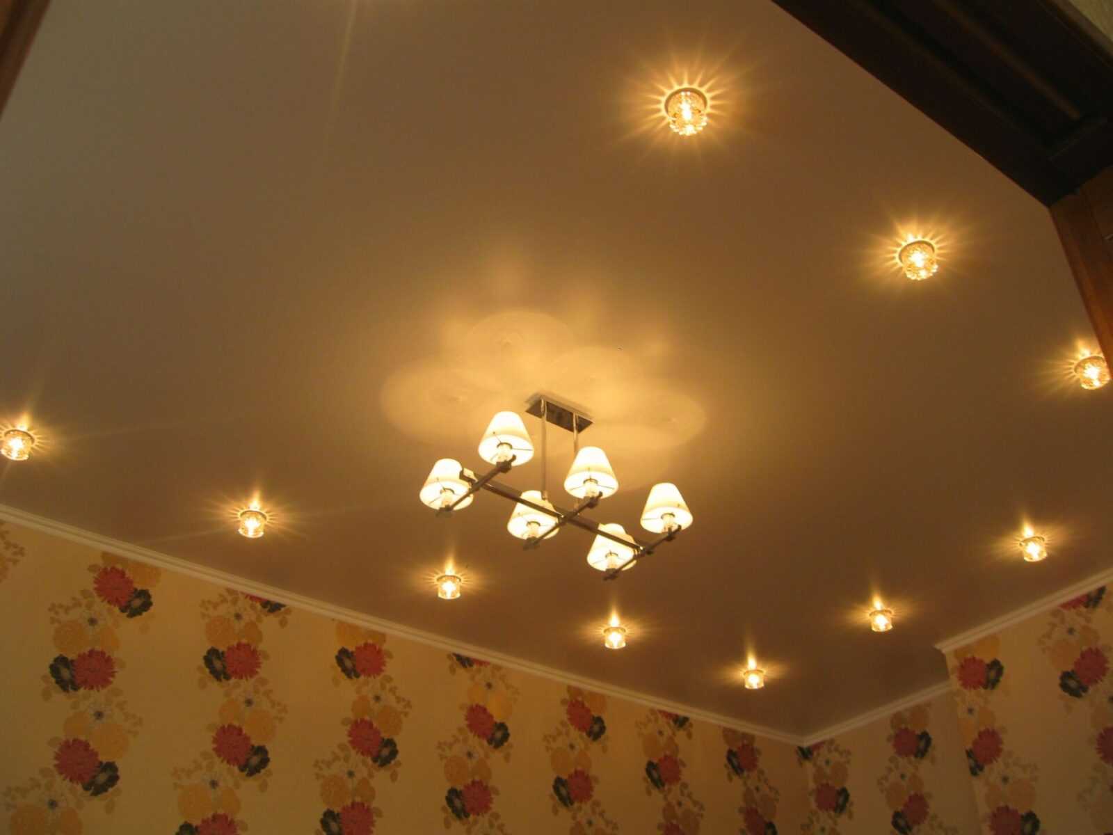 расположение светильников на натяжном потолке в комнате