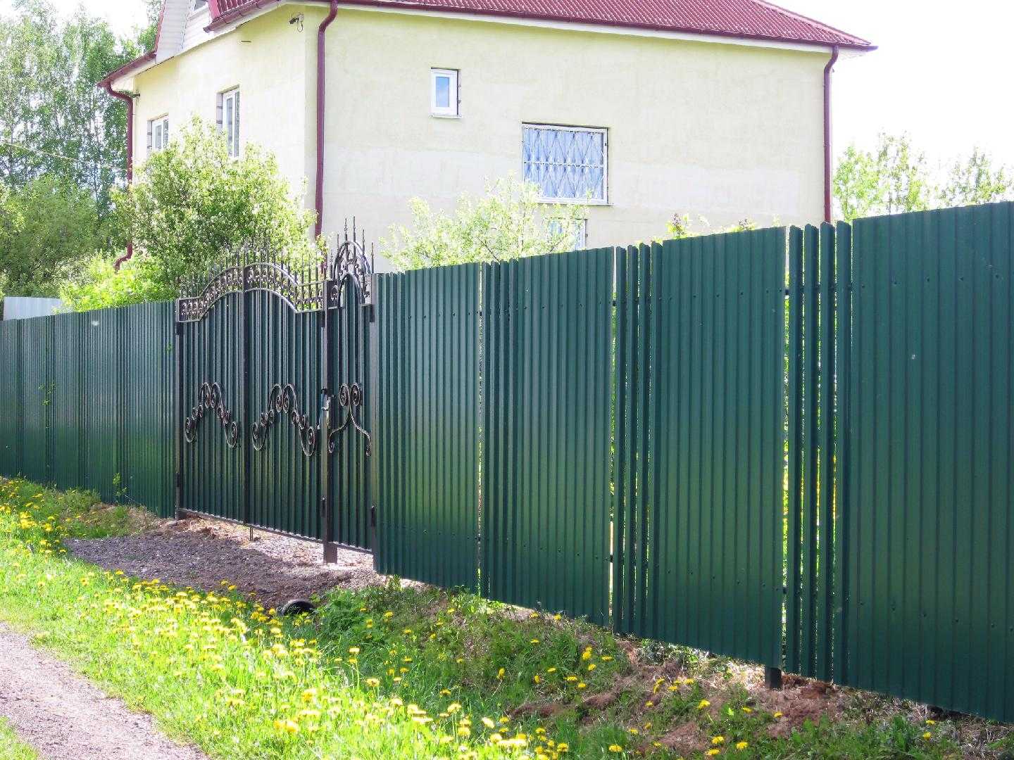 Забор из кирпича и профнастила своими руками: выбор материалов, 14 фото