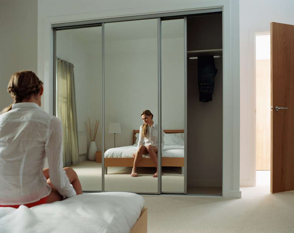 Зеркало в спальне: это хорошо или плохо, дизайн комнаты с зеркалами по бокам, можно ли его вешать напротив кровати