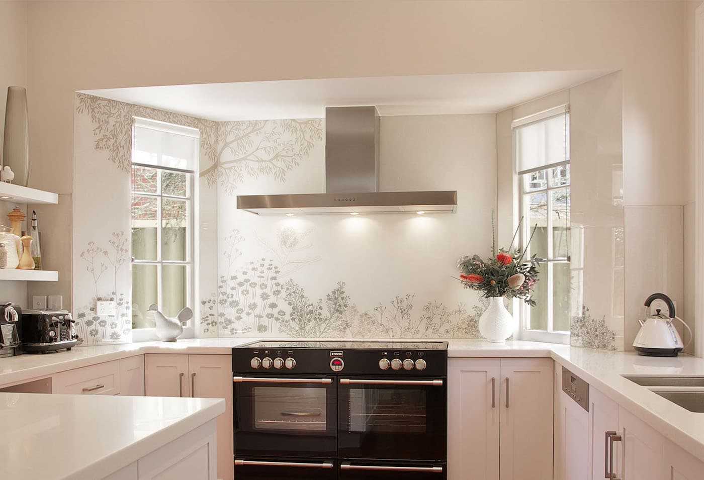 Белая кухня с деревянной столешницей и фартуком в интерьере, глянец с декором
 - 23 фото