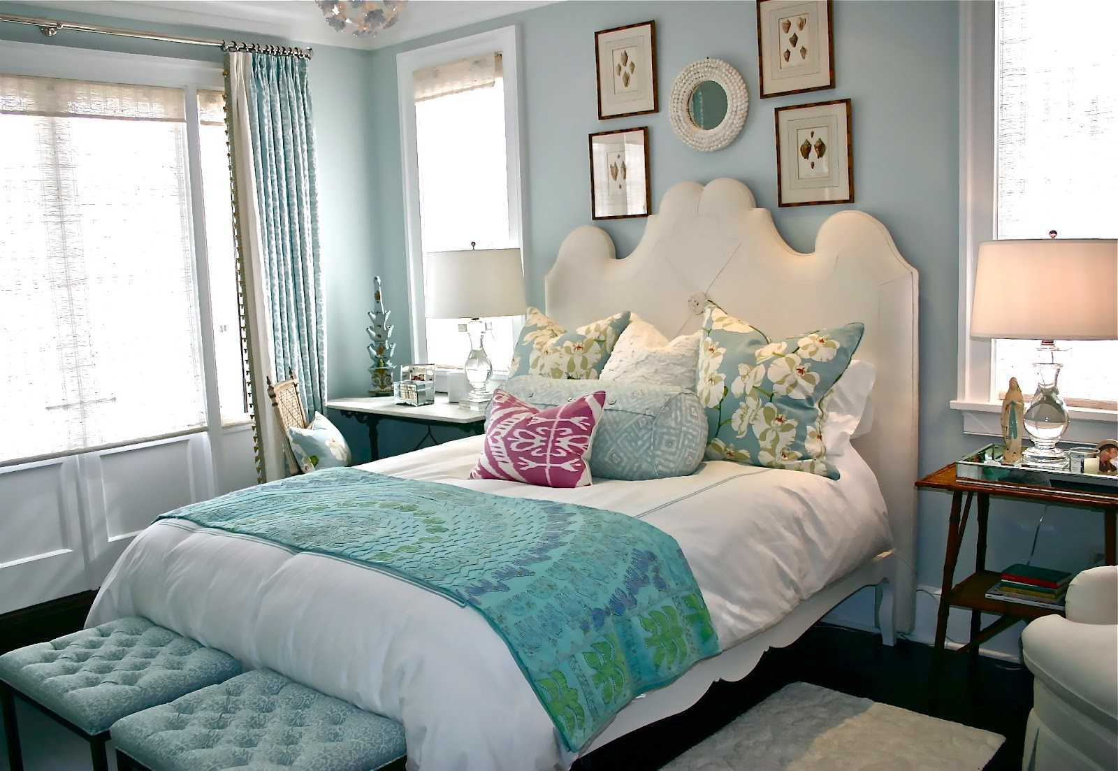Синий цвет в интерьере: сочетание с другими цветами в гостиной комнате, дизайн в сине-желтых тонах
 - 37 фото