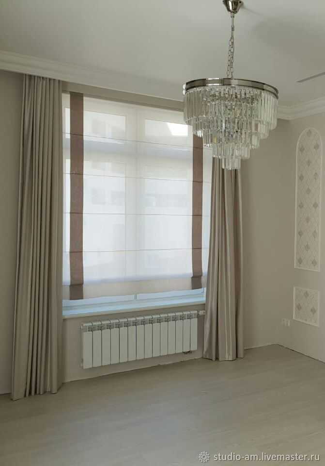 Дизайн штор для гостиной с двумя окнами: фото примеров в интерьере на два окна с простенком, угловых штор, для двух окон на одной стене