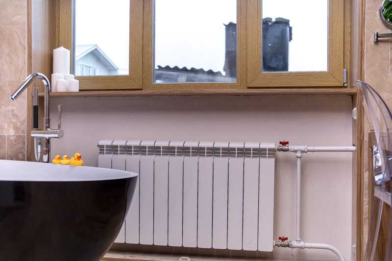 Чем закрыть трубы отопления в комнате – советы простых и эффектных решений