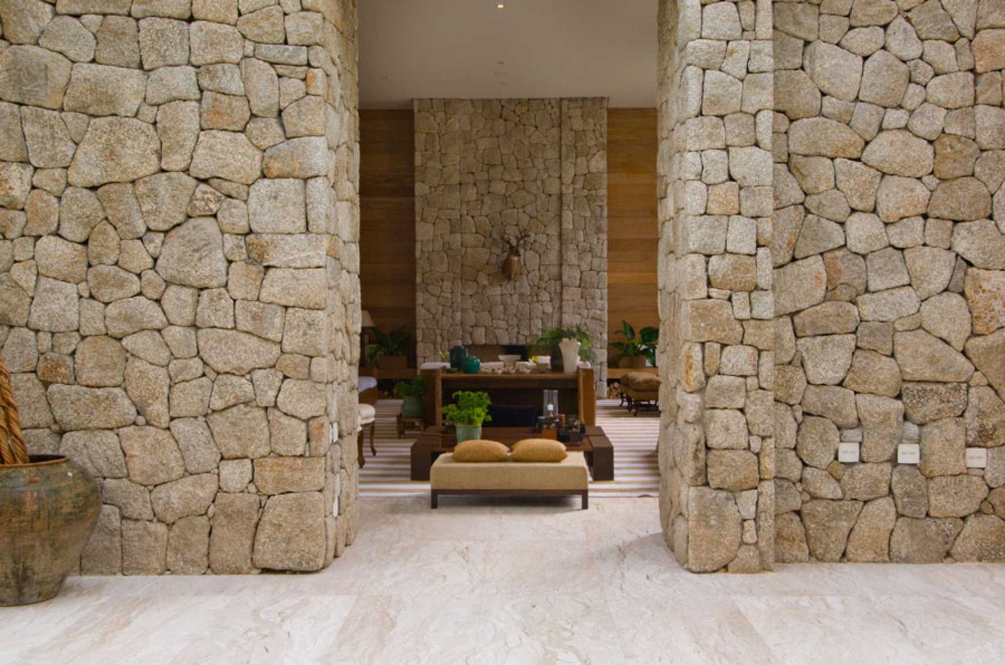 Каменный пол в интерьере дома