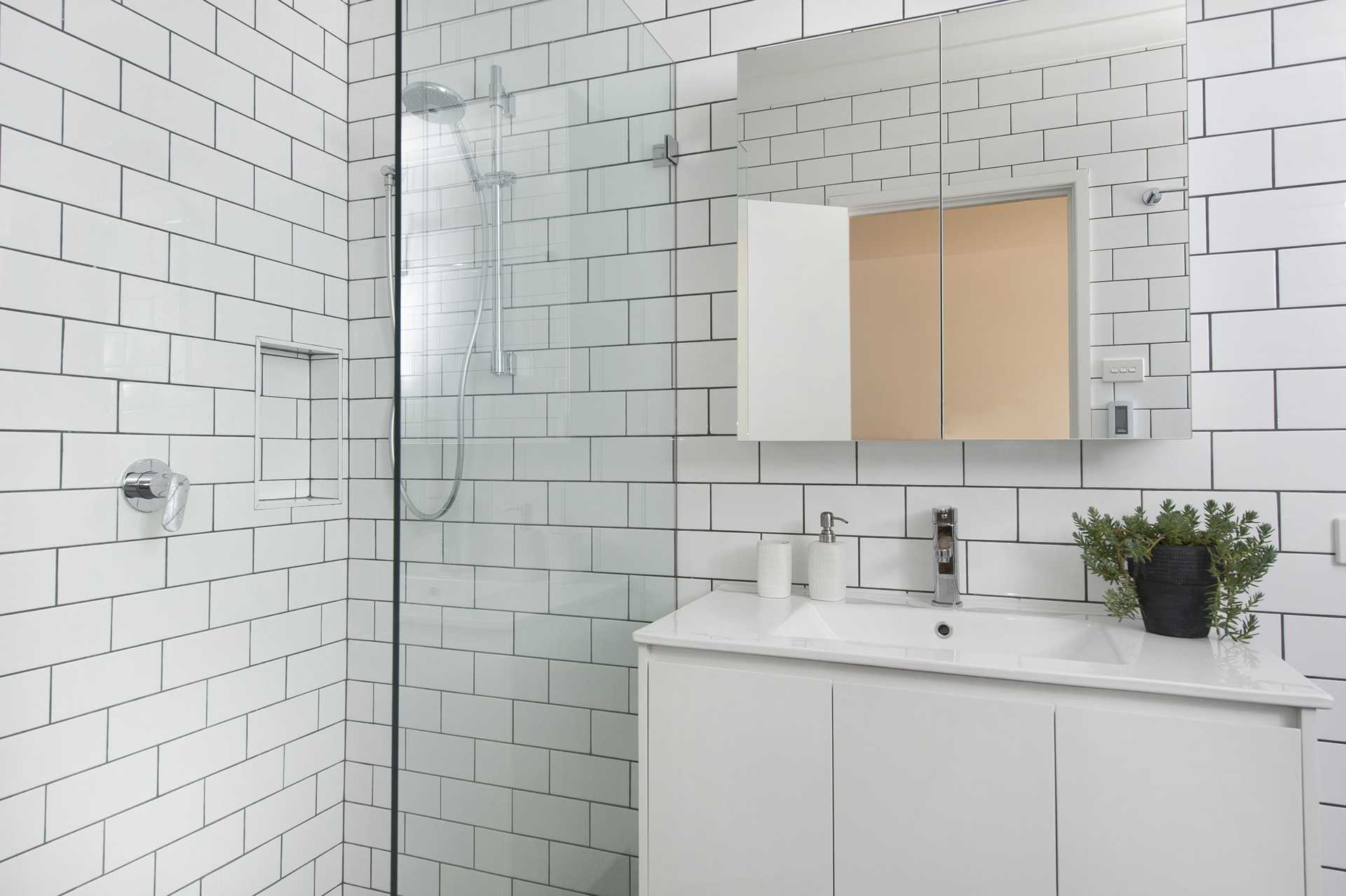 Белая плитка с черной затиркой в ванной, как правильно выбрать и использовать затирочную смесь монохромных цветов - 24 фото