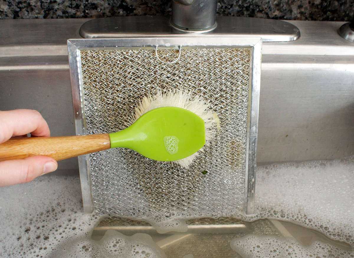 Как очистить решетку вытяжки от жира на кухне в домашних условиях: лайфхаки как быстро отмыть сетку, содой, мылом или бытовой химией