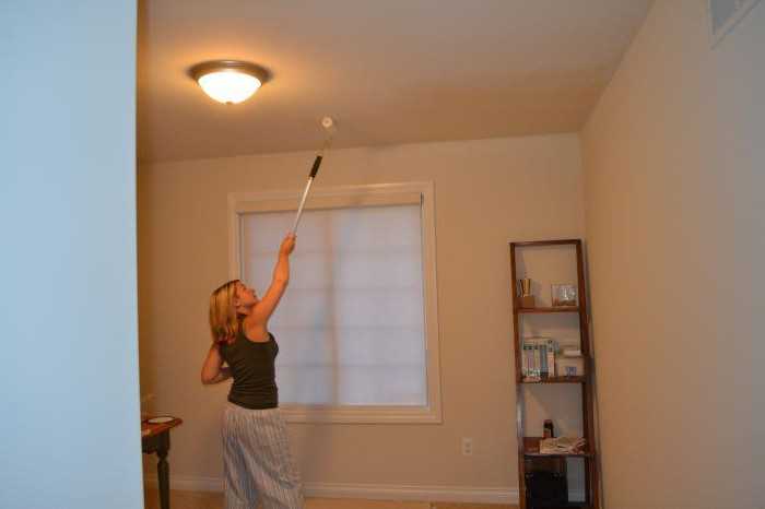 Как правильно белить потолок в квартире: по старой побелке, кисть или валик