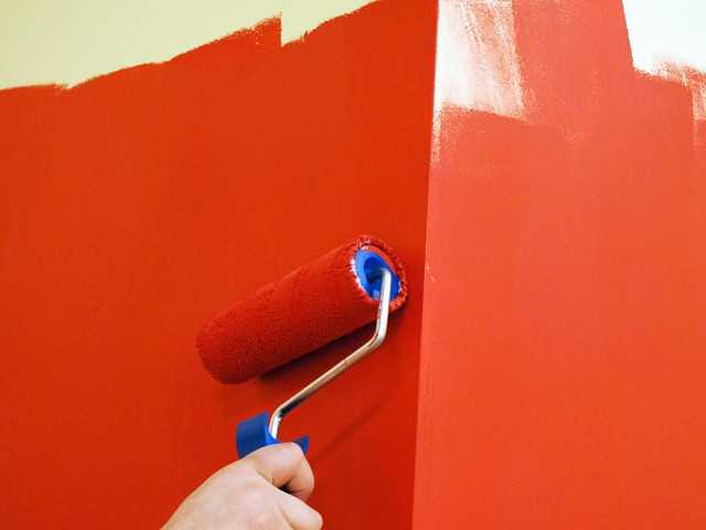 Чем покрасить ванную комнату внутри в домашних условиях: выбор краски +фото и видео