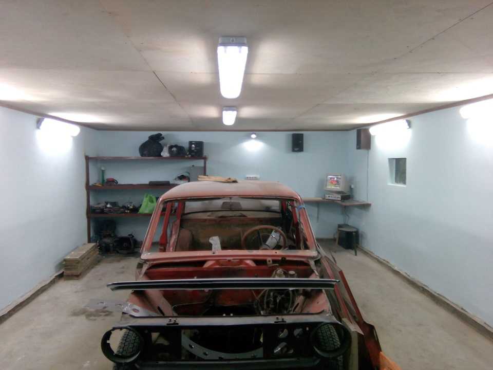 Покраска гаража  финальный этап ремонтных работ в помещении Важно выполнить ее качественно, выбрать оригинальный цвет краски и создать долговечное покрытие