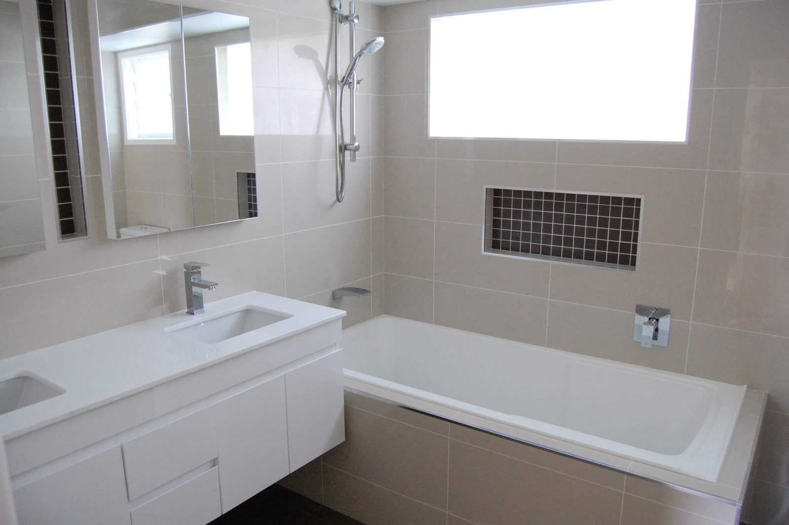 Ванная комната с окном дизайн на фото