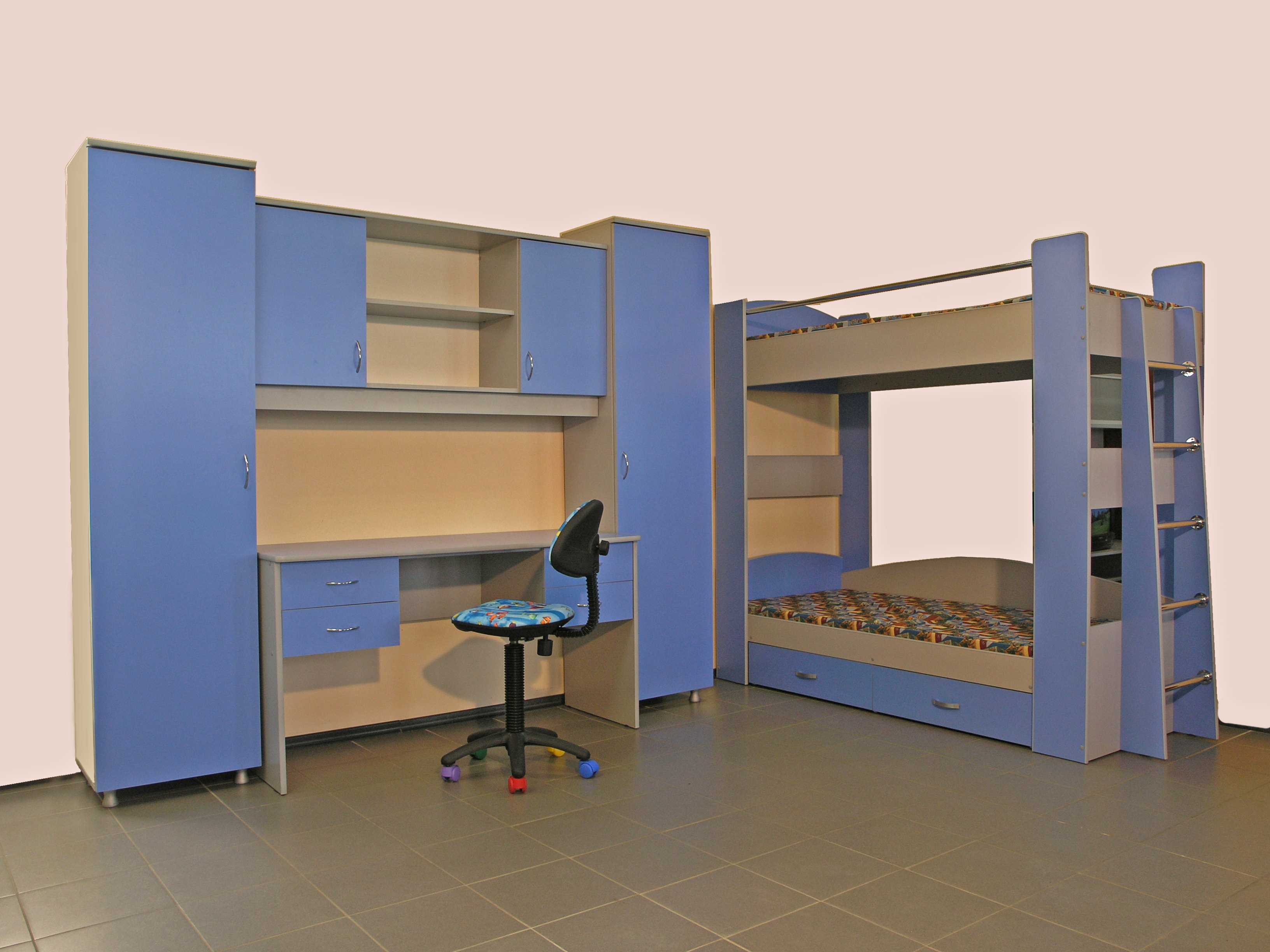 Детская комната с двухъярусной кроватью: преимущества многофункциональной мебели - 27 фото