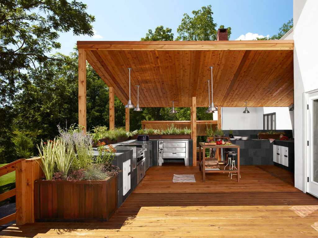 Барбекю на веранде, проект террасы из бревна, пристроенной к дому, с мангалом из кирпича, зоны летней открытой кухни, фото