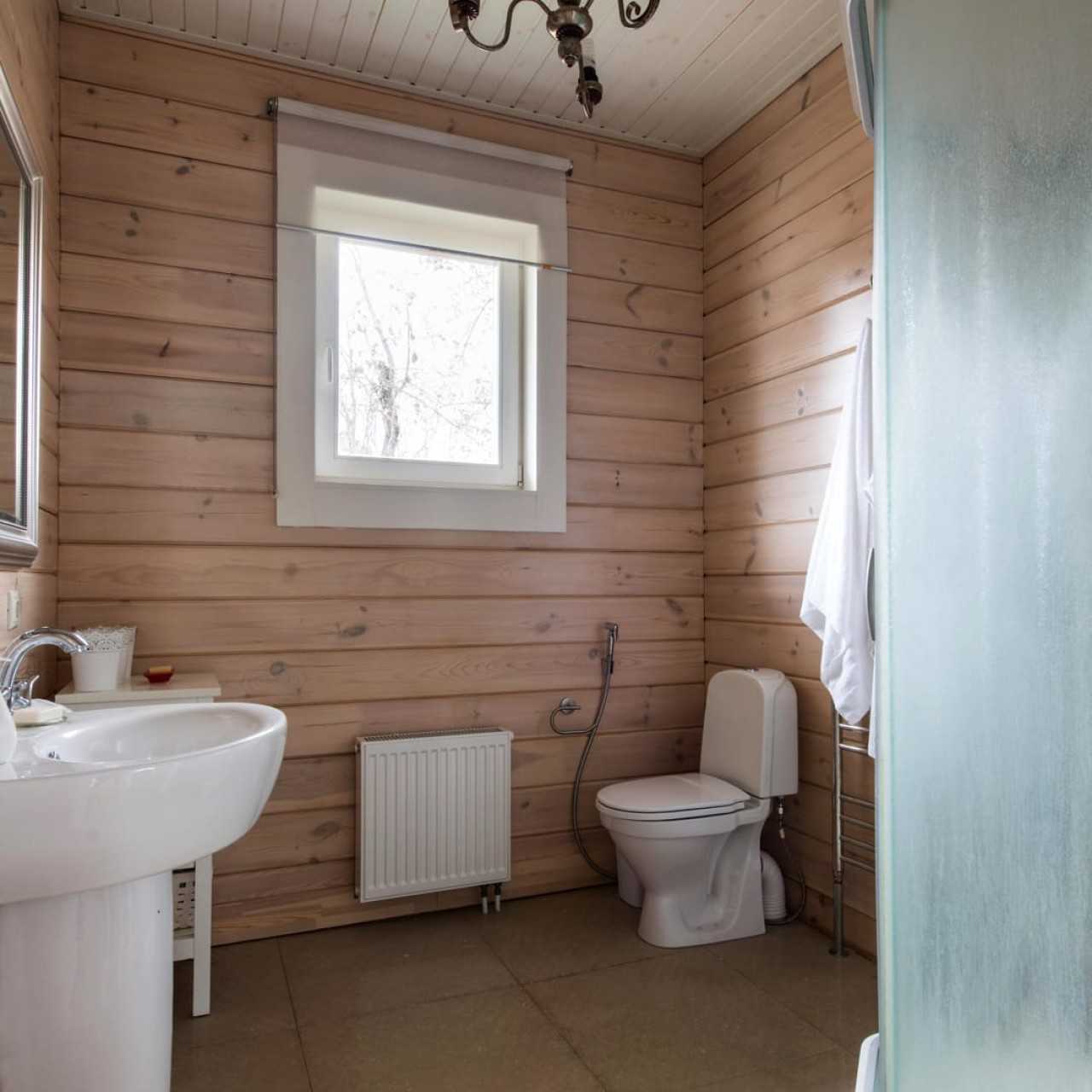 Ванная комната в деревянном доме фото интерьера красивой отделки в доме из бруса Выбор стиля интерьера ванной комнаты Какие материалы подойдут для отделки стен, потолка и пола для ванной в доме из дерева