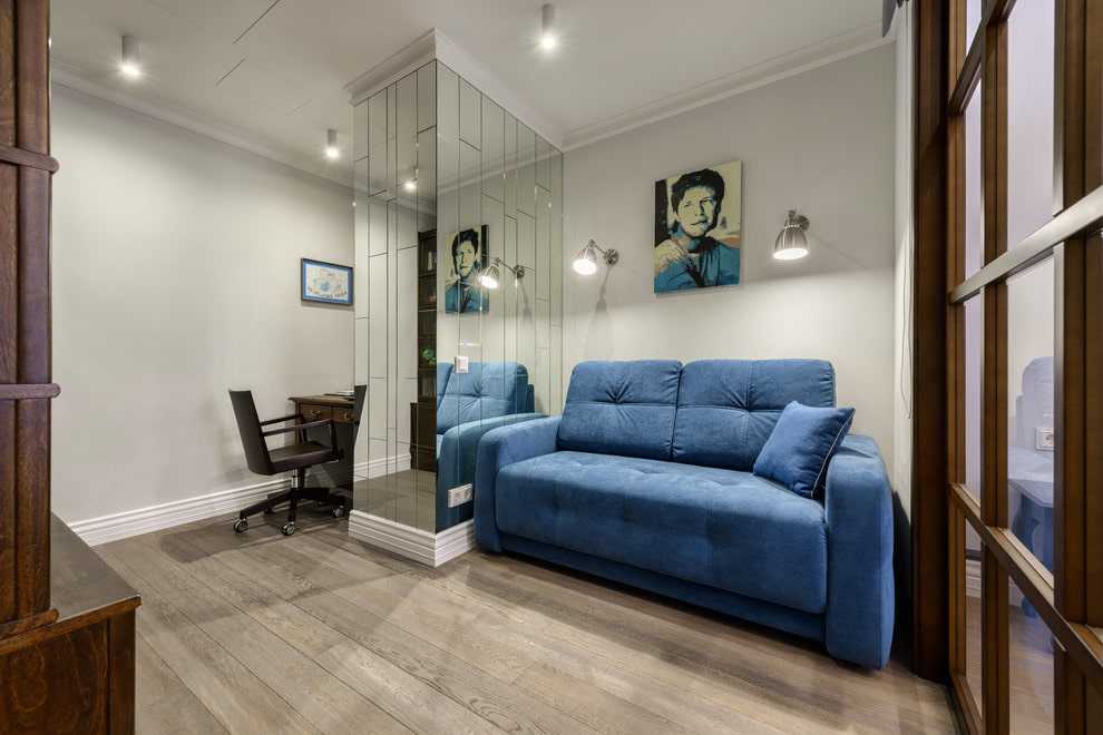 Синий диван в интерьере гостиной  преимущества и недостатки в комнате Создание необходимого освещения Сочетание цвета с мебелью и различной стилистикой классической, современной и другими Фотографии оформления дизайна