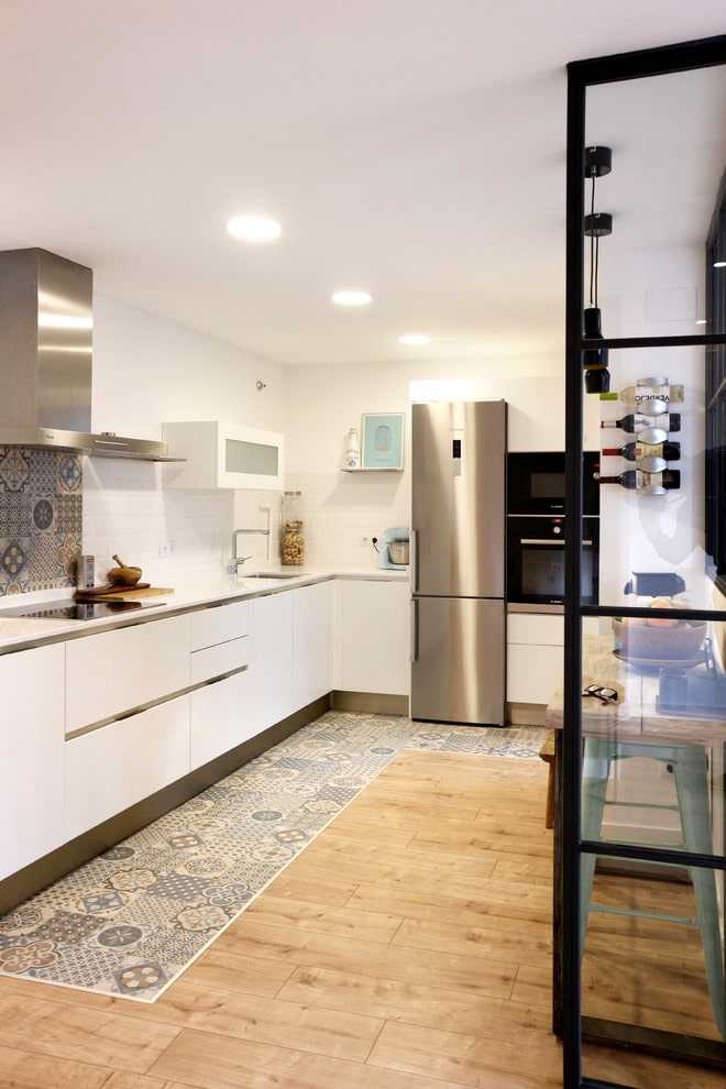 Комбинированный пол из плитки и ламината: 50 фото на кухне, прихожей, гостиной