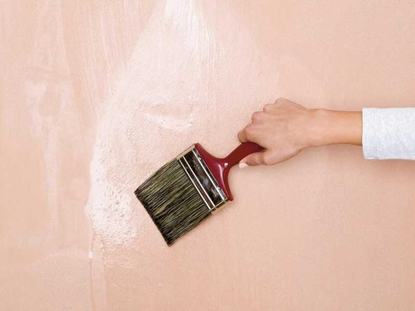 Можно ли покрыть лаком водоэмульсионную краску (на фасаде, в ванной, на стене)
