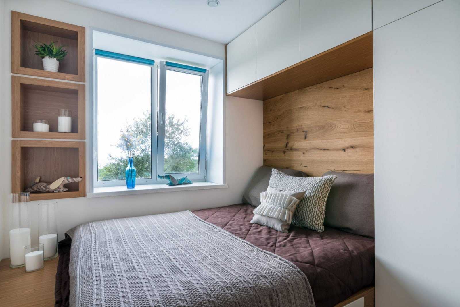 Кровать у окна в спальне дизайн, что делать со шторами Варианты расположения стоит изголовьем к окну, расположена вдоль него и напротив возле стены