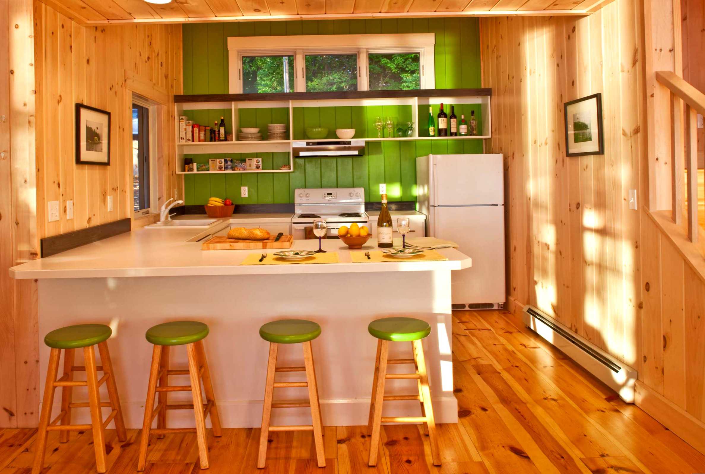 Стены на кухне из вагонки (23 фото): дизайн интерьера, отделка своими руками