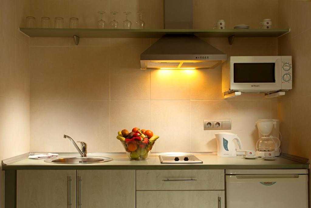 Куда поставить микроволновку на кухне: 8 лучших идей размещения