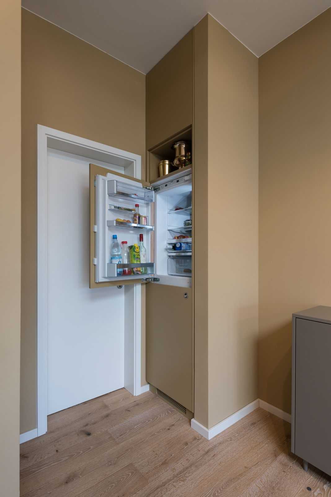 Холодильник в прихожей  примеры как спрятать в шкафу Важные нюансы при установке встроенных моделей, выбор размера конструкций Фотографии интересных идей оформления интерьера комнаты