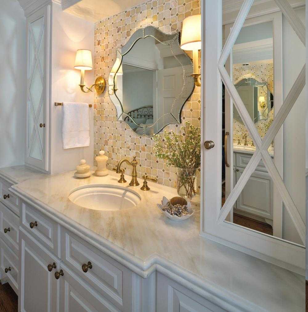 Красивое зеркало в ванной