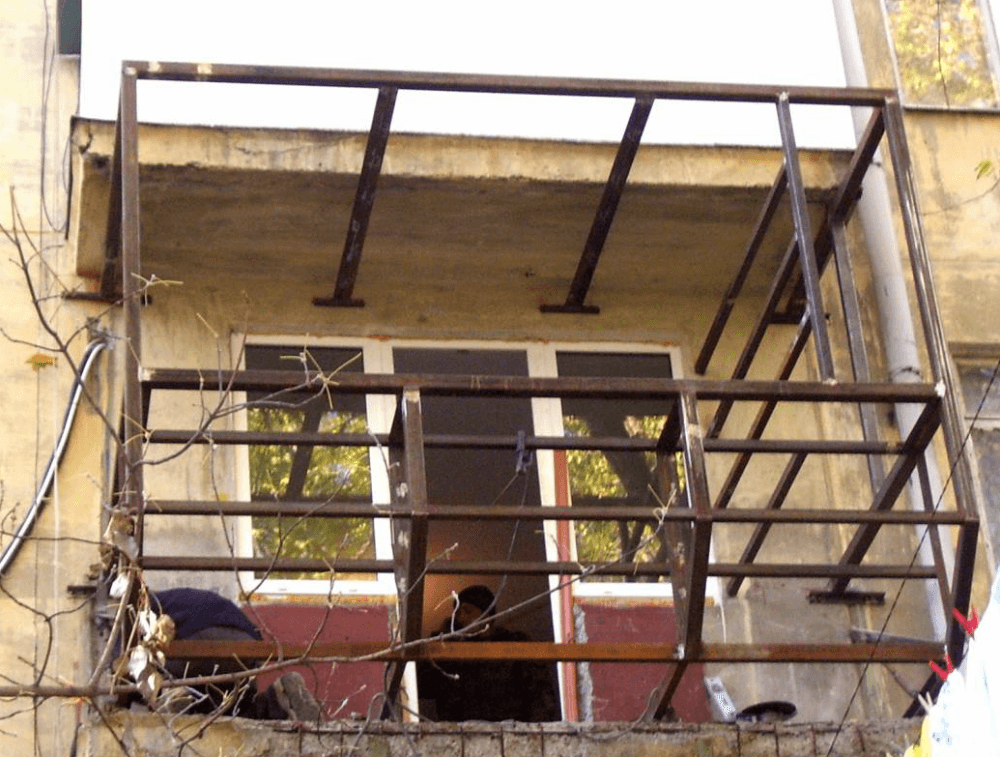 Балкон на первом этаже: можно ли пристроить, как его узаконить, документы и разрешение
