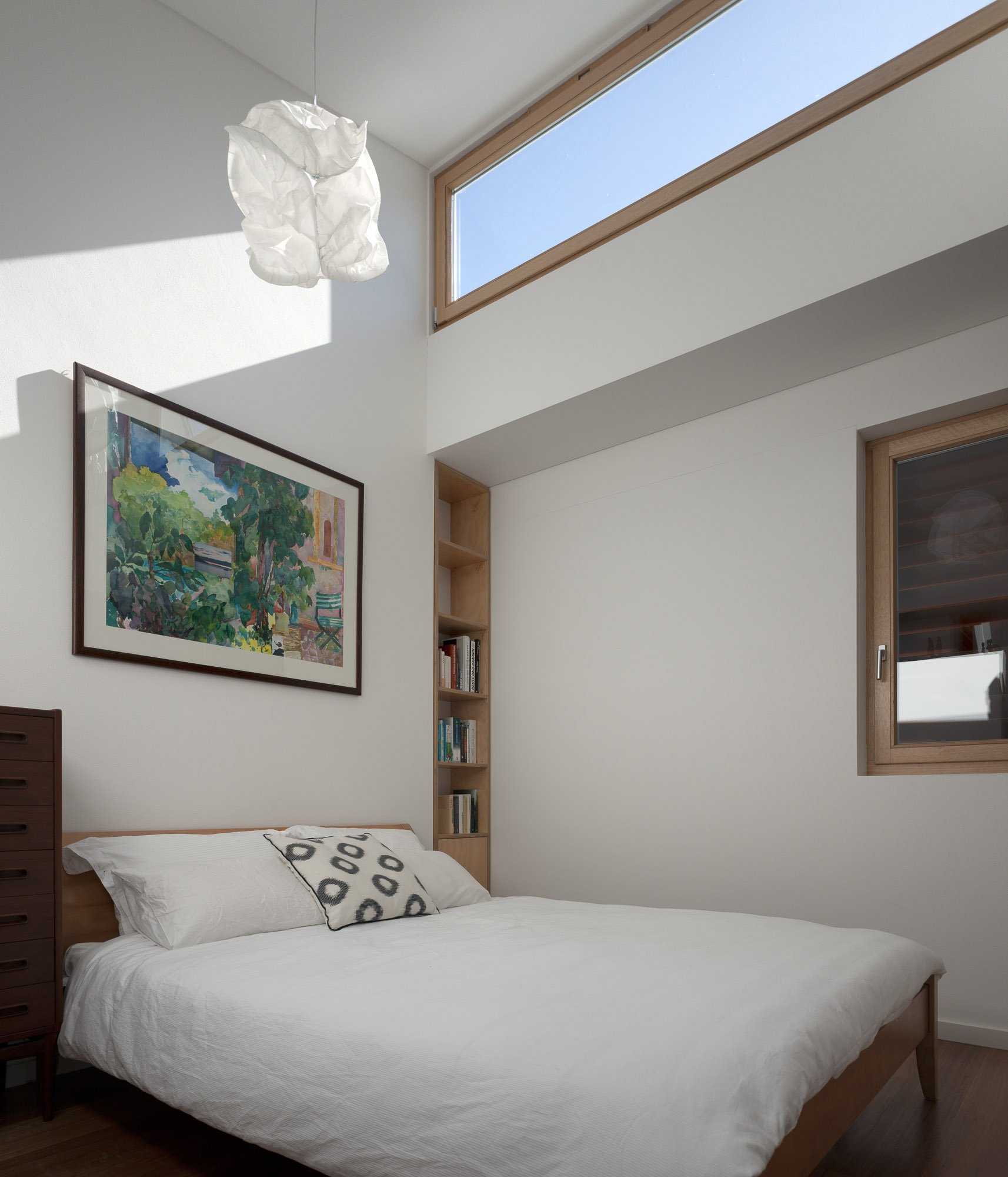 Спальня без окна: как добавить света в интерьер?